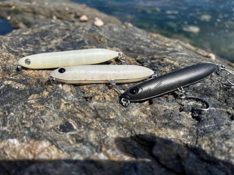 Comment sélectionner le bon leurre de surface pour la pêche du bar en topwater ?